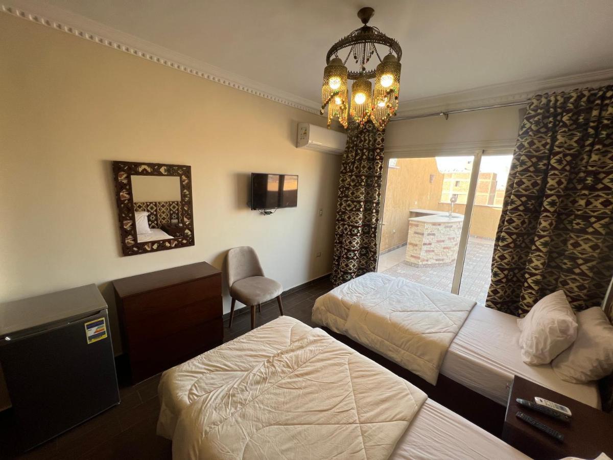 Bedouin Pyramids View Hotel Kafrat al Jabal ภายนอก รูปภาพ